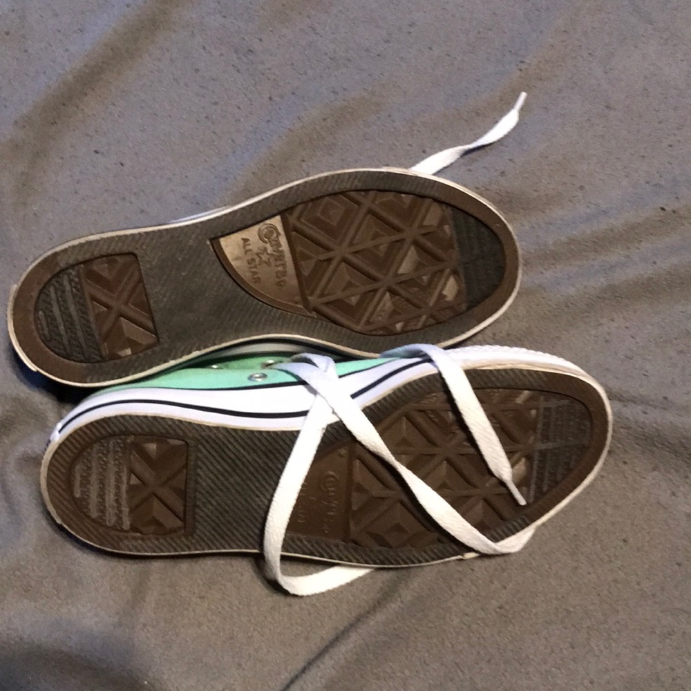 Size 4 men's size 6 women's converse sneakers - Picture 3 of 4